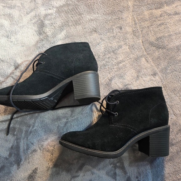 Clarks Shoes - Modern Classic Clarks Women 9 Black Suede Lace Up Block Heel Chukka Ankle Boots